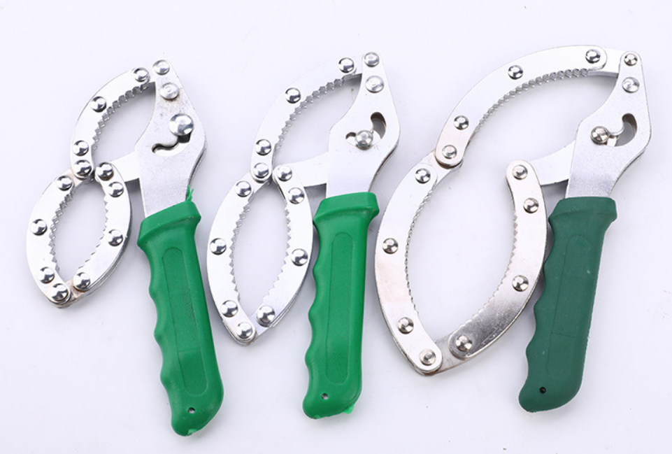 Handcuffed filter element wrench oil filter wrench